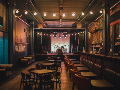 Welche strategien berlins musikclubs nutzen, um nach coronakrise wieder publikumsstark zu werden