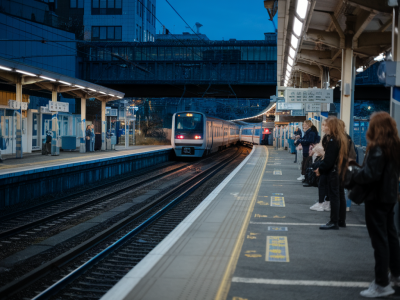 Wie ein nachbarschaftliches s‑bahn‑Alarmnetz nächtliche ausfälle schneller erkennt und pendler schützt